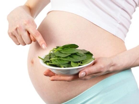 Mamá embarazada mientras come nutritivamente