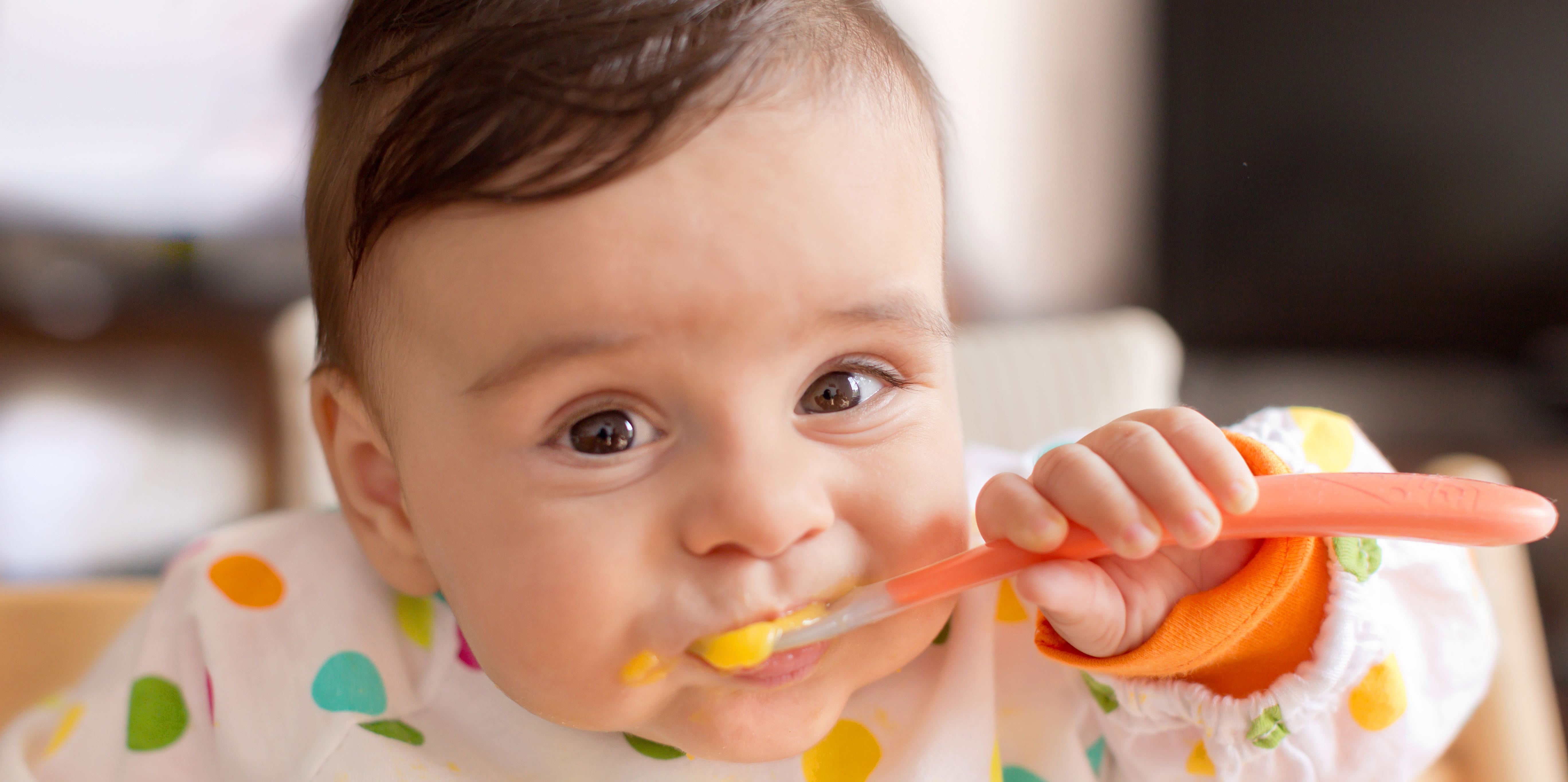 Bebé comiendo papilla
