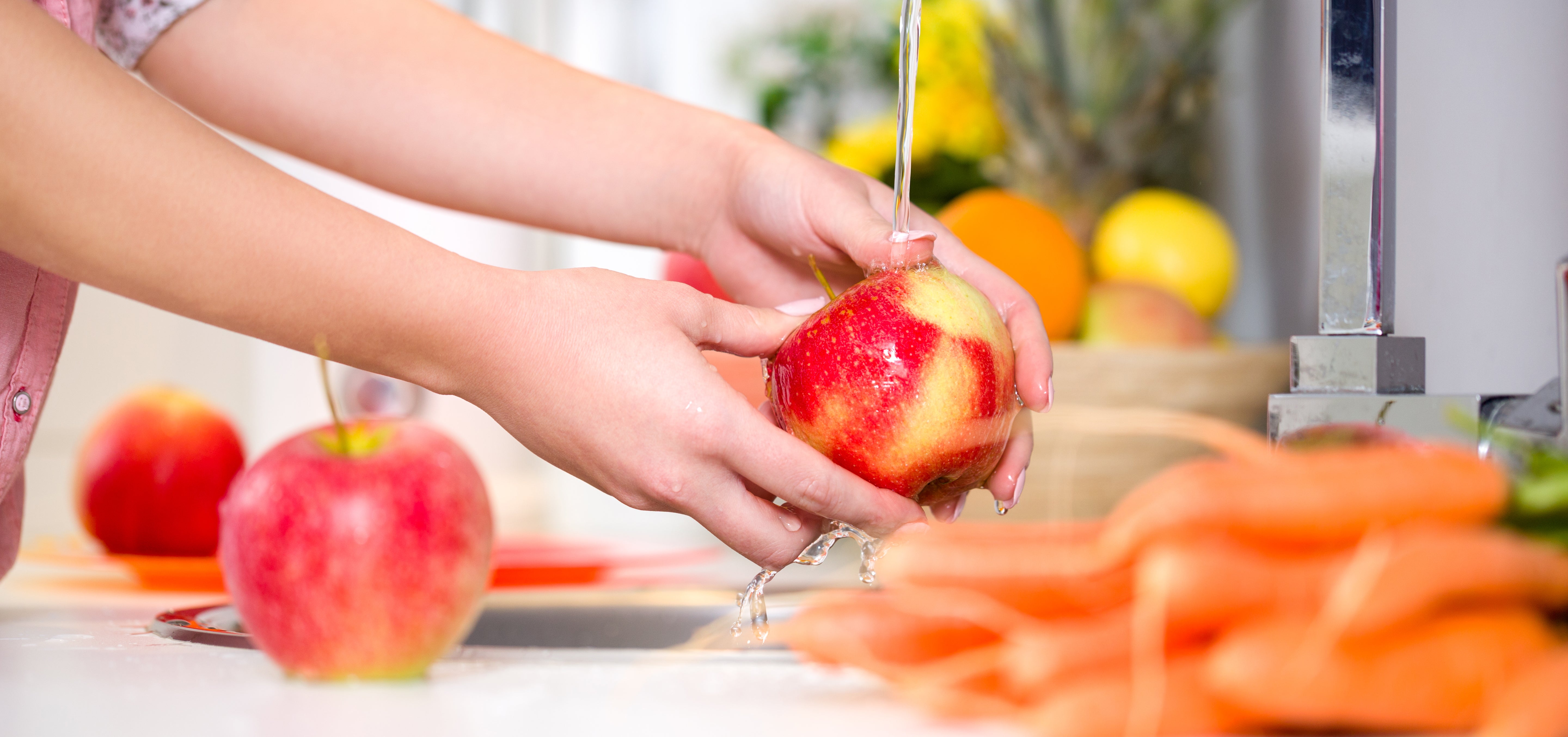 Lavando una manzana
