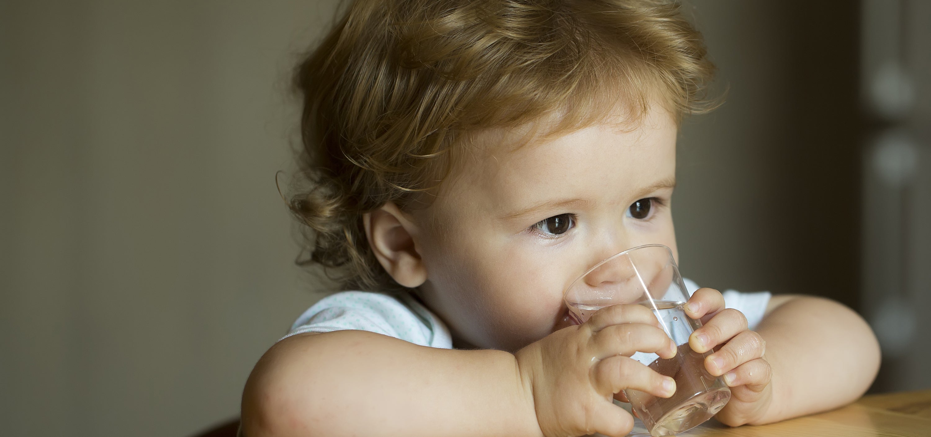 Bebé tomando agua

