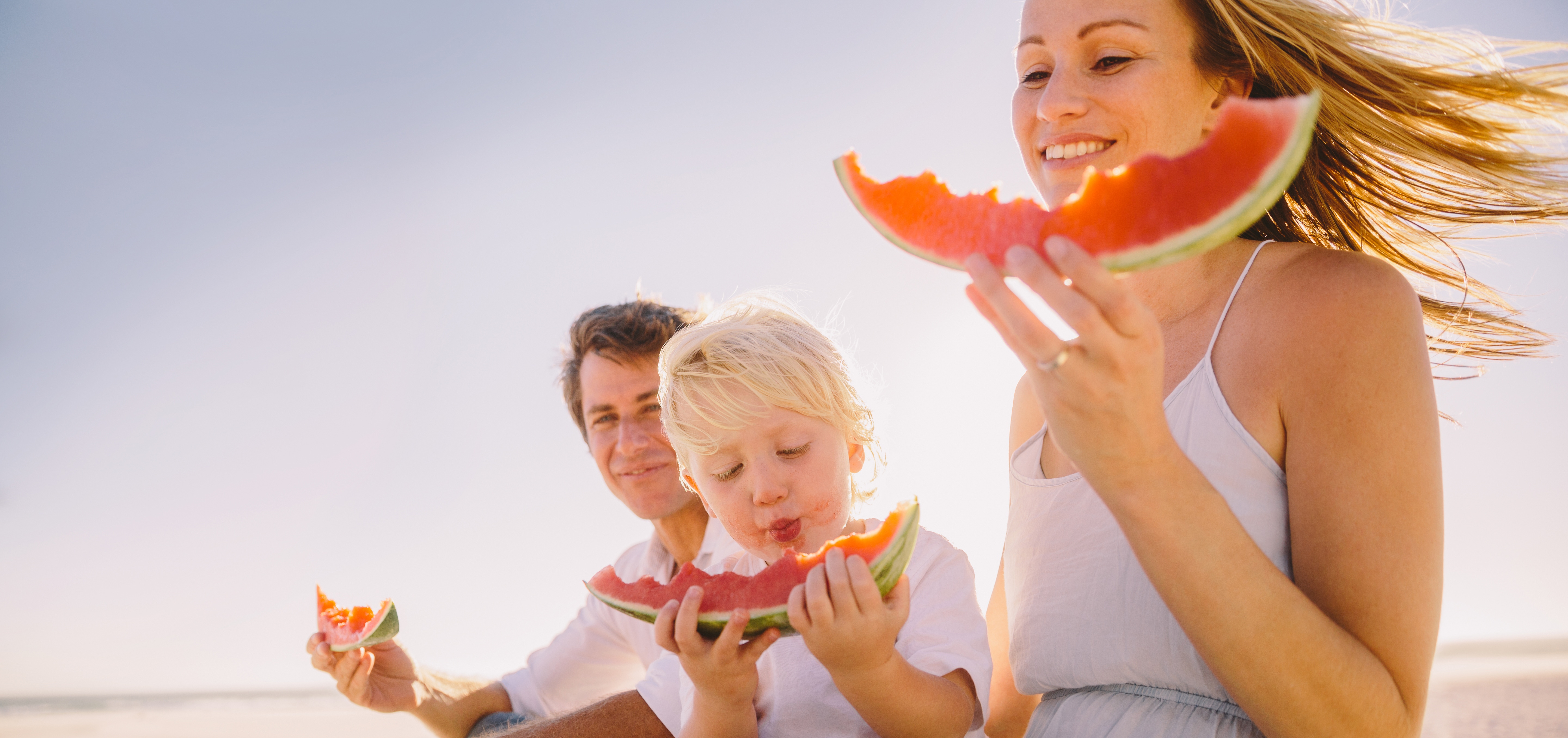 Familia comiendo sandía