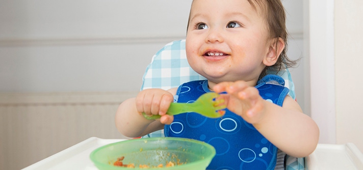 Niño comiendo 
