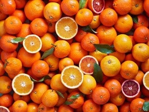 Ensalada de naranja con perlas de melón y moras