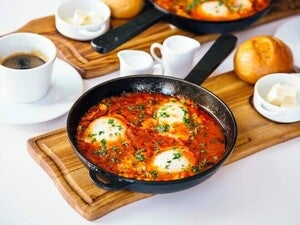 Huevos cazuela con salsa de tomate y jugo fresco