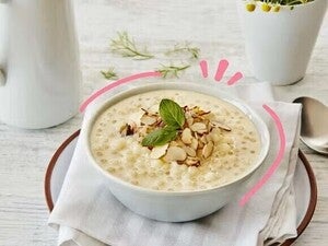 Un bowl que contiene budin de chocolate con decoración de almendras
