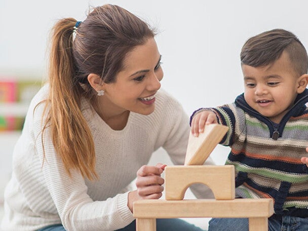 Mamá y bebé jugando con cubos Mamá y bebé jugando con cubos