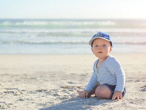 10 consejos para proteger al bebé en la playa. 10 consejos para proteger al bebé en la playa.