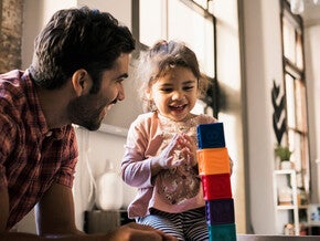 Tío jugando con su sobrina pequeña