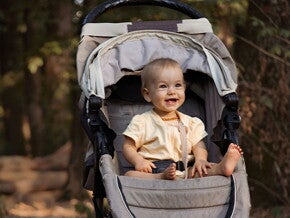 Conoce los consejos para comprar el coche para bebés.  Bebé sentado en un coche.