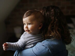El entorno es fundamental para tu bebé de 8 meses Bebé de 8 meses cargado por su mamá