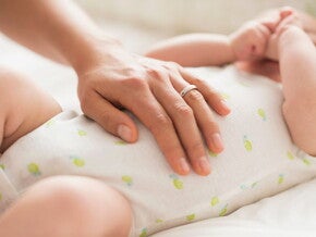 Mamá consintiendo a su bebé de cinco meses.