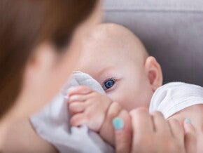Conoce el desarrollo de un bebé de cuatro meses.  Mamá consintiendo a su bebé de cuatro meses.