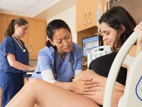 Mujer en trabajo de parto.