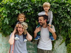 Los padres riendo con los hijos alzados.