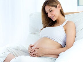 Mujer embarazada tocándose la panza