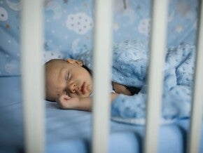 Bebé durmiendo con la boca abierta, respirando por la boca