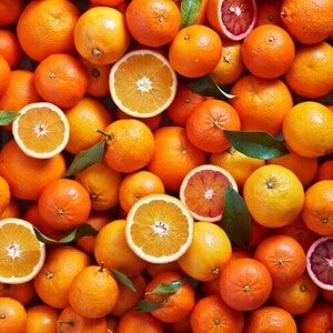 Ensalada de naranja con perlas de melón y moras