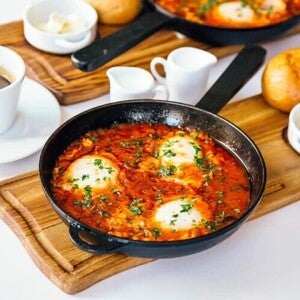 Huevos cazuela con salsa de tomate y jugo fresco