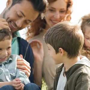 Una linda familia disfrutando juntos en el césped con un niño