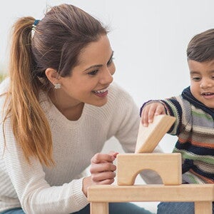 Mamá y bebé jugando con cubos
