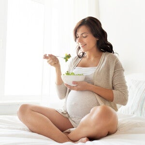 Una alimentación balanceada es esencial en las mujeres embarazadas Las mujeres embarazadas deben llevar una alimentación balanceada