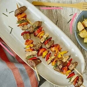 brochetas de res con ensalada