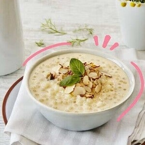 Un bowl que contiene budin de chocolate con decoración de almendras