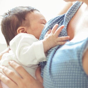 La mamá abrazando a su bebé recién nacido