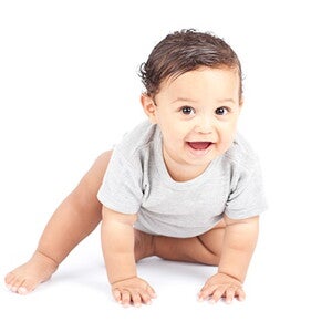 Bebé de 7 meses gateando y sonriendo