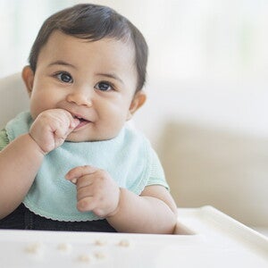 Bebé de 9 meses sentado sonriendo