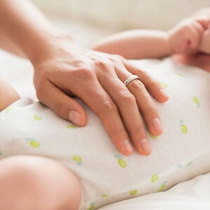 Mamá consintiendo a su bebé de cinco meses.