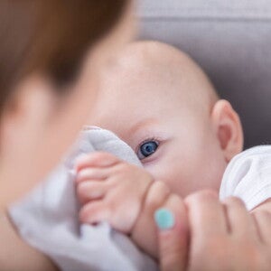 Mamá consintiendo a su bebé de cuatro meses.