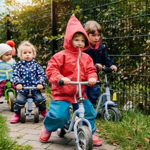 Niños en bicicleta jugando