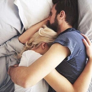 Hombre abrazando a su pareja para reconfortarla por su condición de infertilidad. Hombre abrazando a su pareja para reconfortarla por su condición de infertilidad.