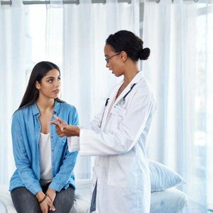 Mujer teniendo una consulta médica con la especialista en Fertilidad Mujer teniendo una consulta médica con la especialista en Fertilidad