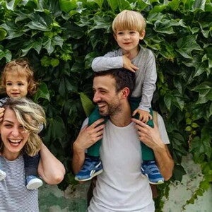 Feliz en brazos de papá y mamá
