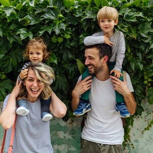 Los padres riendo con los hijos alzados.