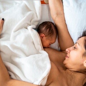 Madre lactando a su bebé