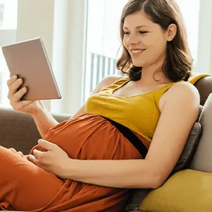 Mamá leyendo nombres de bebes varones