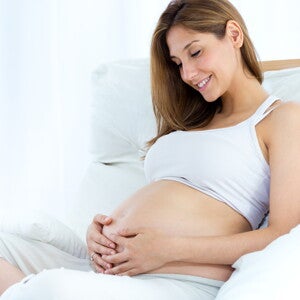 Mujer embarazada tocándose la panza