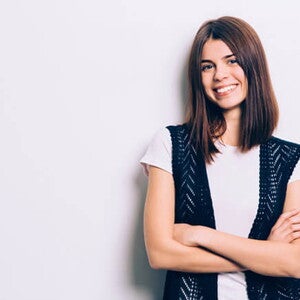 mujer sonriendo que quiere quedar embarazada