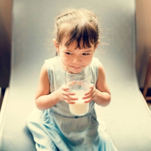 niña tomando leche