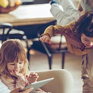 Aprende formas de pasar tiempo con tu hijo Padres jugando con sus hijos
