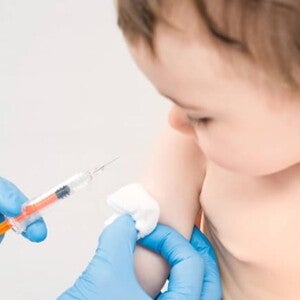 Bebé apunto de ser vacunado con una jeringa
