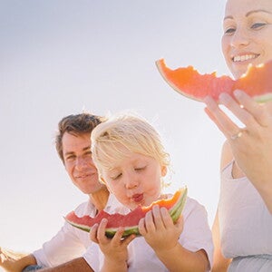 Familia comiendo sandía