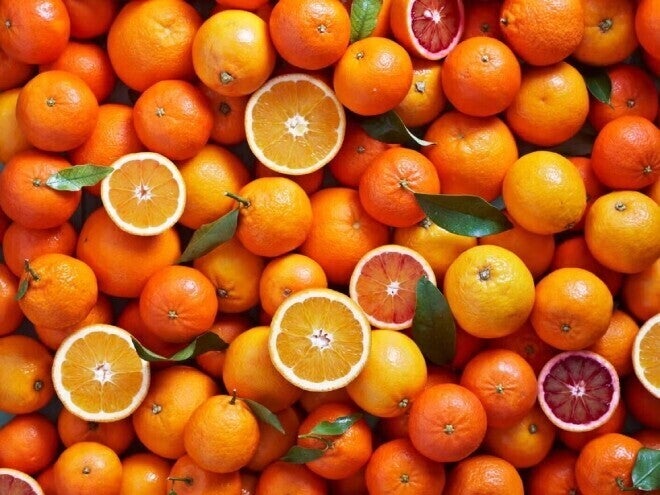 Ensalada de naranja con perlas de melón y moras