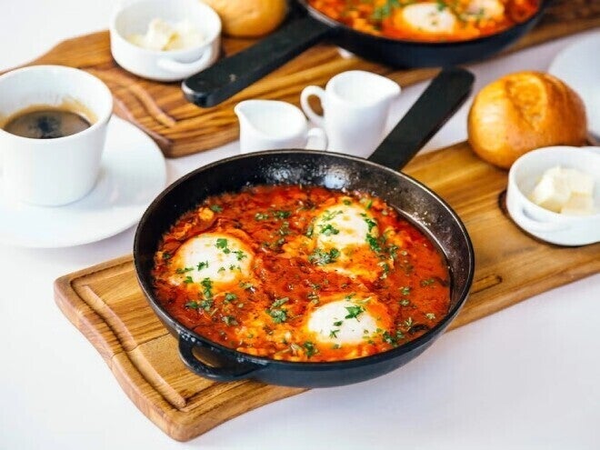 Huevos cazuela con salsa de tomate y jugo fresco
