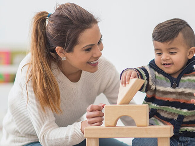 Mamá y bebé jugando con cubos Mamá y bebé jugando con cubos