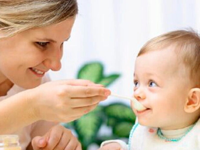 Conoce todo sobre la alimentación complementaria en bebés Mamá alimentando a su bebé de 6 meses