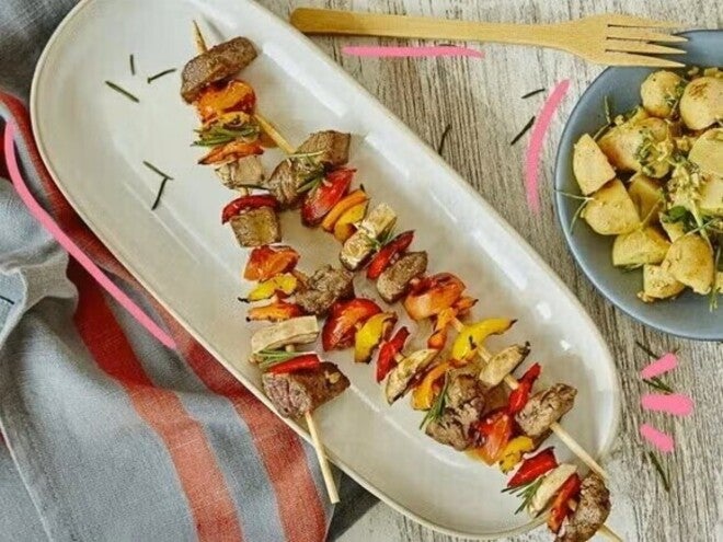 brochetas de res con ensalada